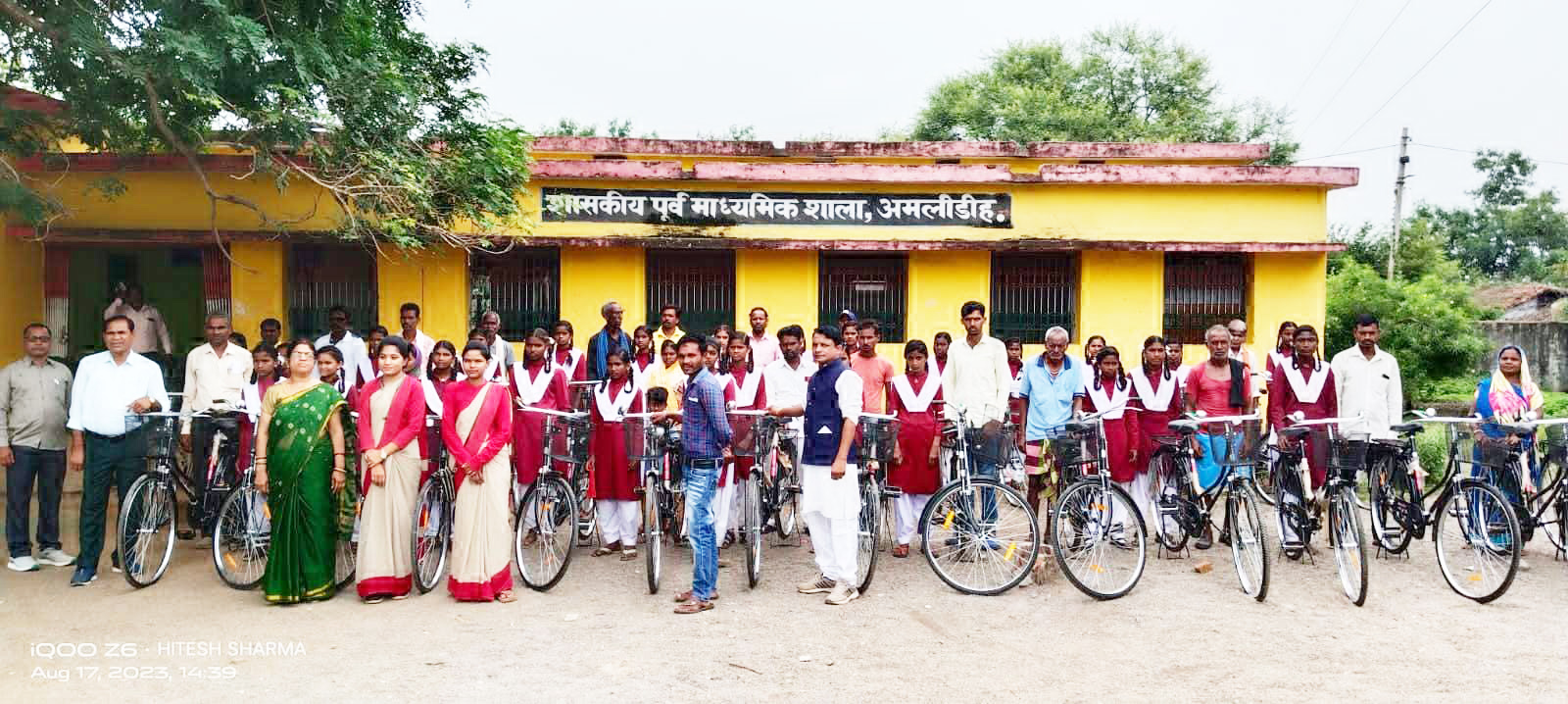 छात्राओं को नि:शुल्क सायकल वितरित