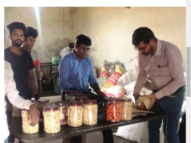 प्लास्टिक जार में बिना लेबल  के बिक रही मिठाईयां