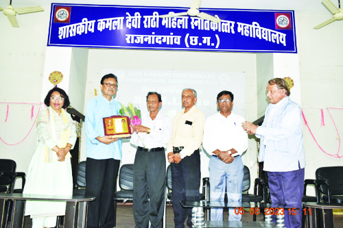 सेवानिवृत्ति पर साव को दी विदाई सेवानिवृत्ति पर साव को दी विदाई