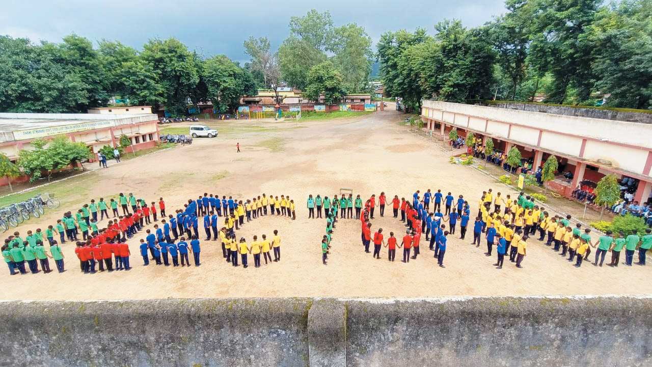 मानव श्रृंखला बना मतदान करने का संदेश