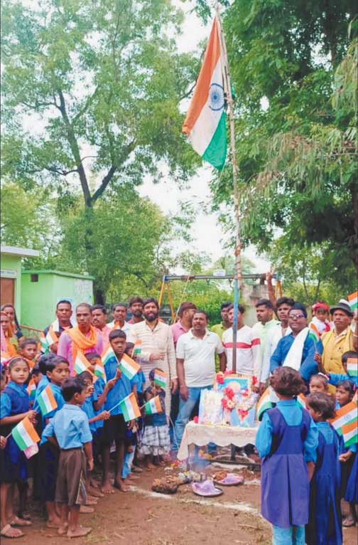  संकुल केन्द्र करगीकला में जीवन मिश्रा ने किया ध्वजारोहण