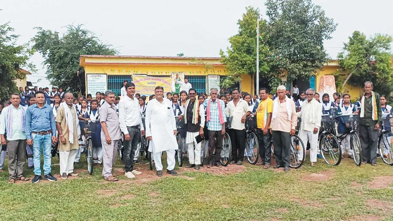 दतरेंगी हाई स्कूल में छात्राओं को मिली साइकिल