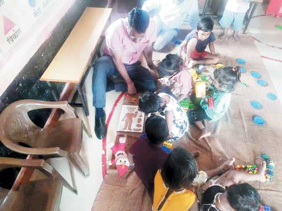 बच्चों संग जमीन पर बैठकर कलेक्टर ने बताये रंग और आकृति पहचानना