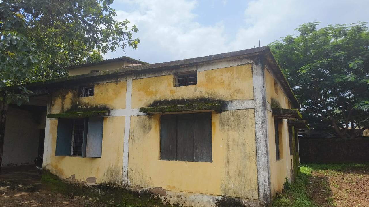 टपकती छत, बिना बिजली कैसे चलेगी लैब टपकती छत, बिना बिजली कैसे चलेगी लैब
