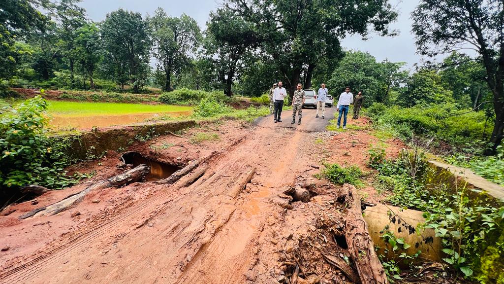 कलेक्टर पहुँचे पहली बार बस्तर के अतिसंवेदनशील एवं सुदूर गांव कलेपाल 