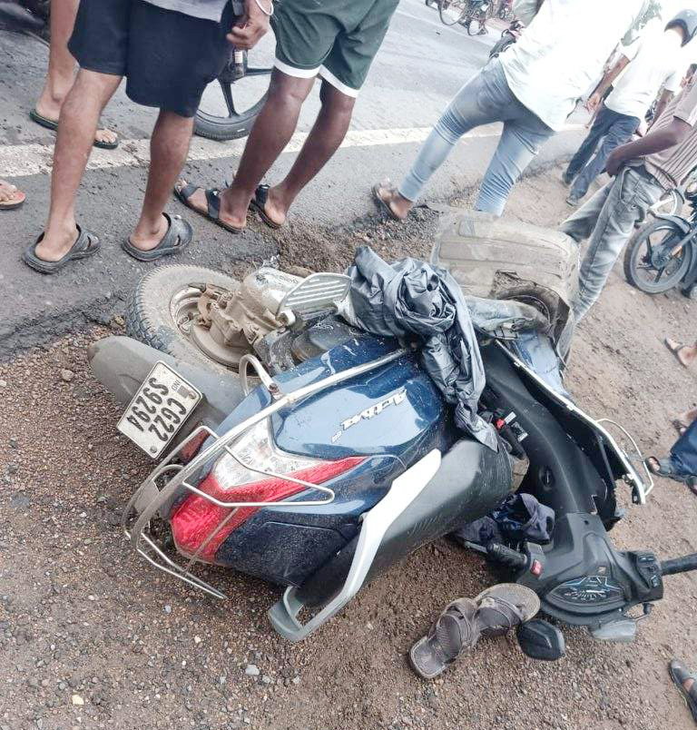 बस की टक्कर से स्कूटी सवार शिक्षक की मौत, पत्नी घायल