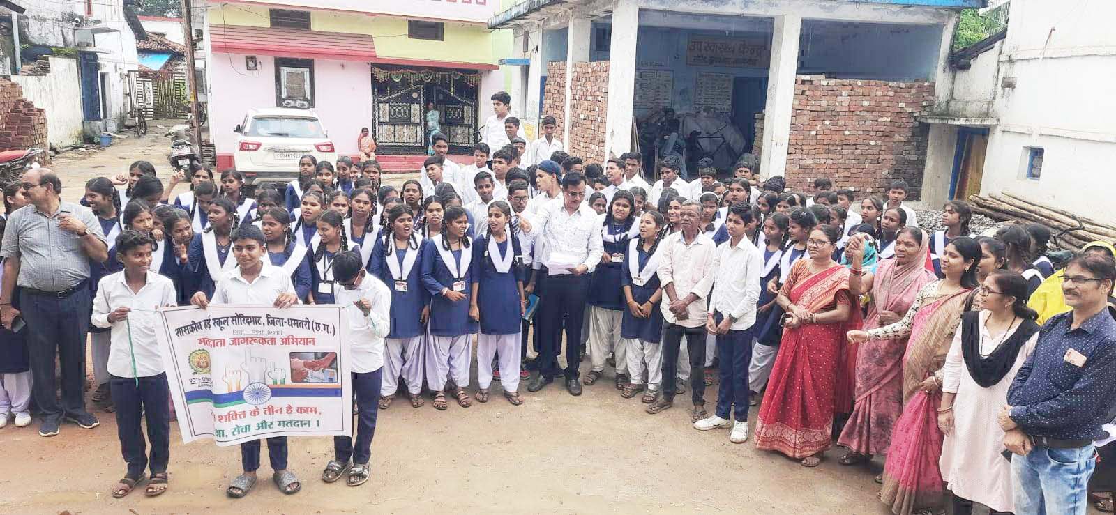 स्कूली बच्चों ने रक्षा सूत्र बांधकर किया मतदान के प्रति जागरूक