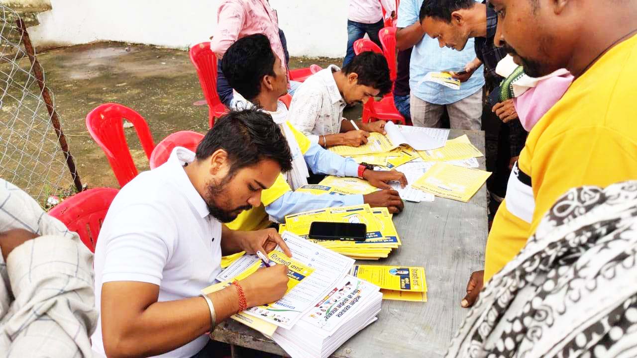 युकांइयों ने ‘भूपेश है तो भरोसा है’ हितग्राही कार्ड बांटा