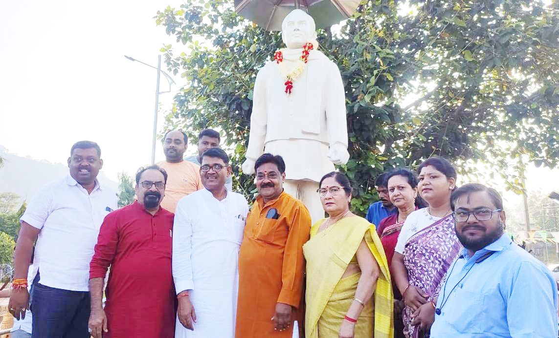 महिलाओं ने स्वीप बैनर के साथ सेल्फी लेकर सोशल मीडिया किया अपलोड