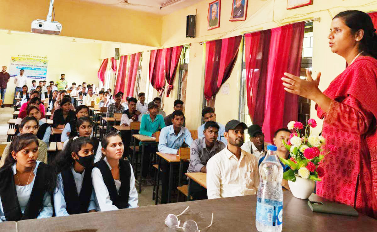 स्कूल-कॉलेज में नए मतदाताओं ने ली मतदान की शपथ