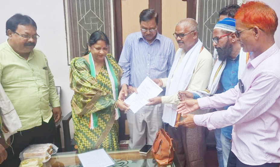 डॉ.लक्ष्मी ध्रुव ने दावेदारी का आवेदन बेलर ब्लाक अध्यक्ष को सौंपा