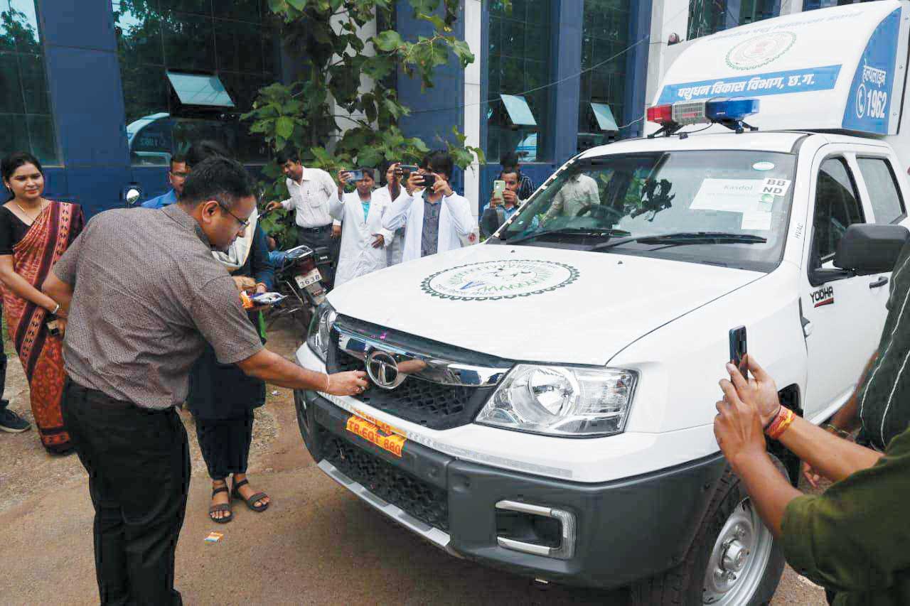 मुख्यमंत्री गौवंश मोबाइल चिकित्सा योजना शुरू, 5 मोबाइल वैन रवाना