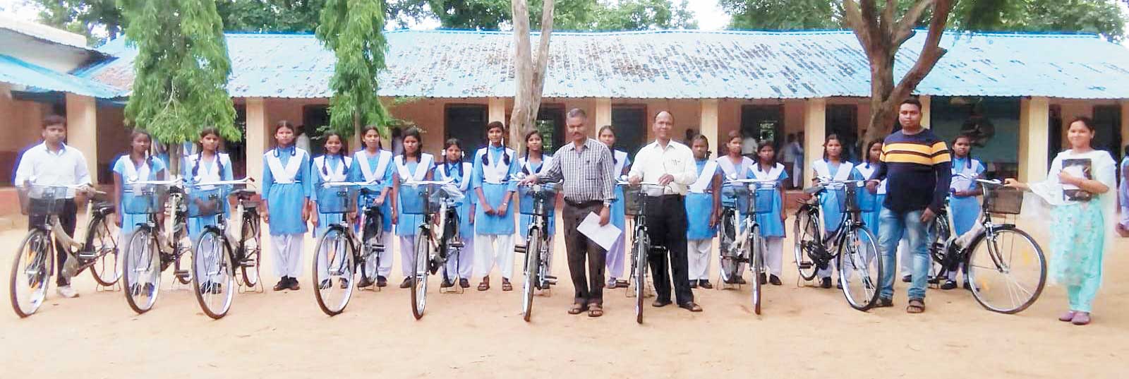 छात्राओं को मिली साइकिल, सीएम को कहा-धन्यवाद कका