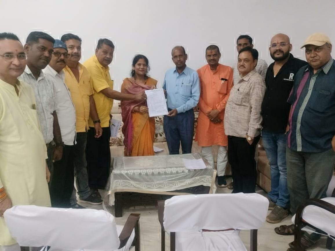 पूजा-अर्चना कर विधायक ने विस प्रत्याशी के लिए फार्म भरा