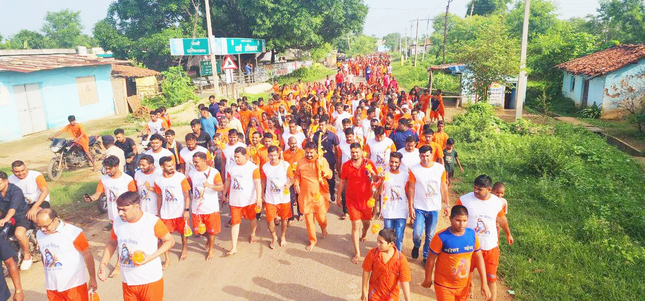 संसदीय सचिव ने कावडिय़ों संग  11 किमी पैदल चल किया जलाभिषेक