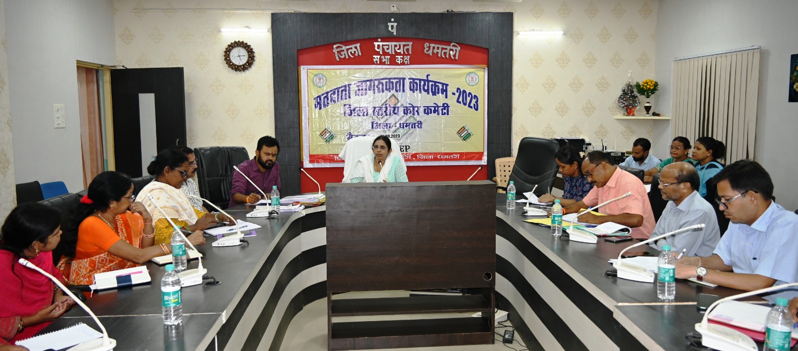 जिले में अधिक से अधिक मतदाता जागरूकता कार्यक्रम चलाने पर जोर