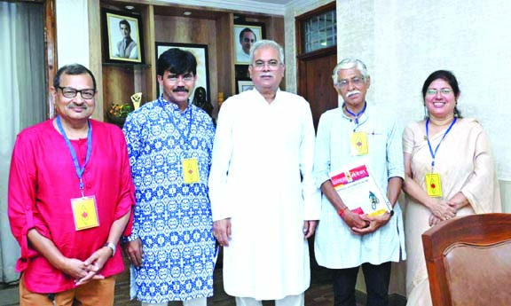 सायकल से भारत यात्रा पर निकले डॉ. सेठ ने सीएम बघेल से मिले
