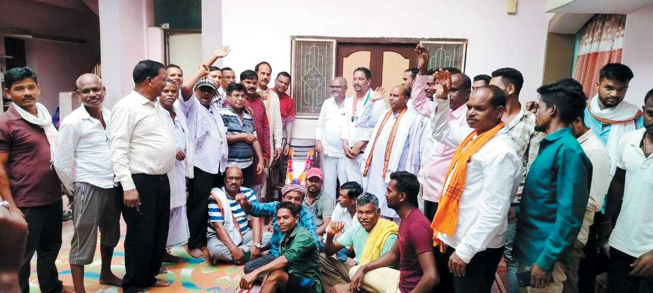 युवा नेता मनोज साक्षी ने समर्थकों संग पहुंच दावेदारी का आवेदन सौंपा