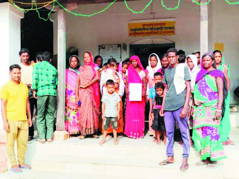 आंगनबाड़ी कार्यकर्ता की शिकायत ले ग्रामीण पहुंचे एसडीएम व परियोजना अधिकारी के पास आंगनबाड़ी कार्यकर्ता की शिकायत ले ग्रामीण पहुंचे एसडीएम व परियोजना अधिकारी के पास