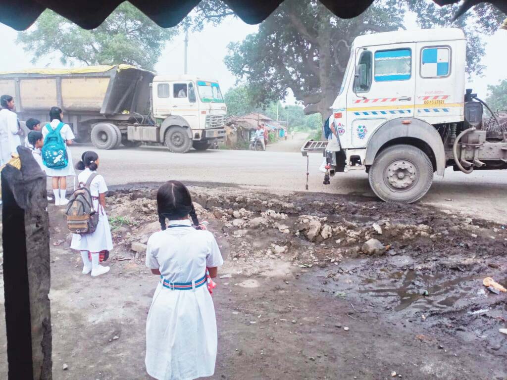 स्कूली बच्चे कीचड़ में खड़े रहने मजबूर स्कूली बच्चे कीचड़ में खड़े रहने मजबूर