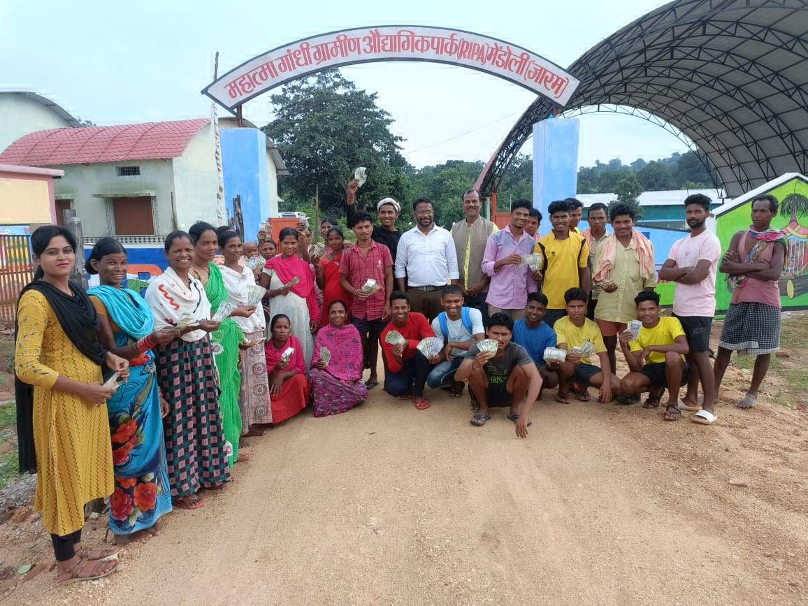 हितग्राहियों को 3 माह का लाभांश वितरित 