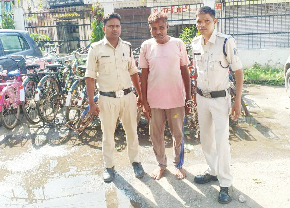 चोरी का आरोपी बंदी, 27 साइकिलें बरामद चोरी का आरोपी बंदी, 27 साइकिलें बरामद