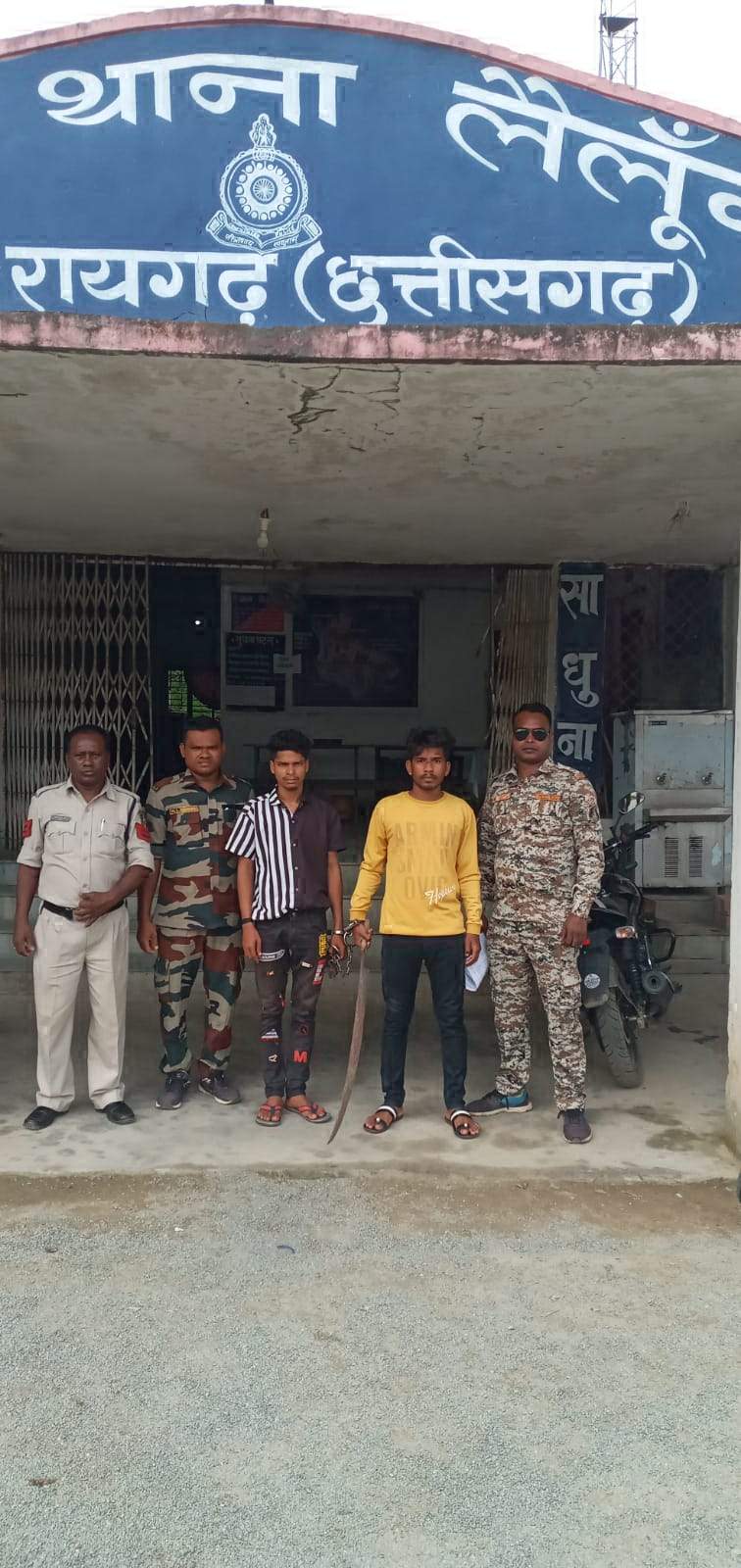 खुले में तलवार लेकर घूम रहे दो गिरफ्तार खुले में तलवार लेकर घूम रहे दो गिरफ्तार