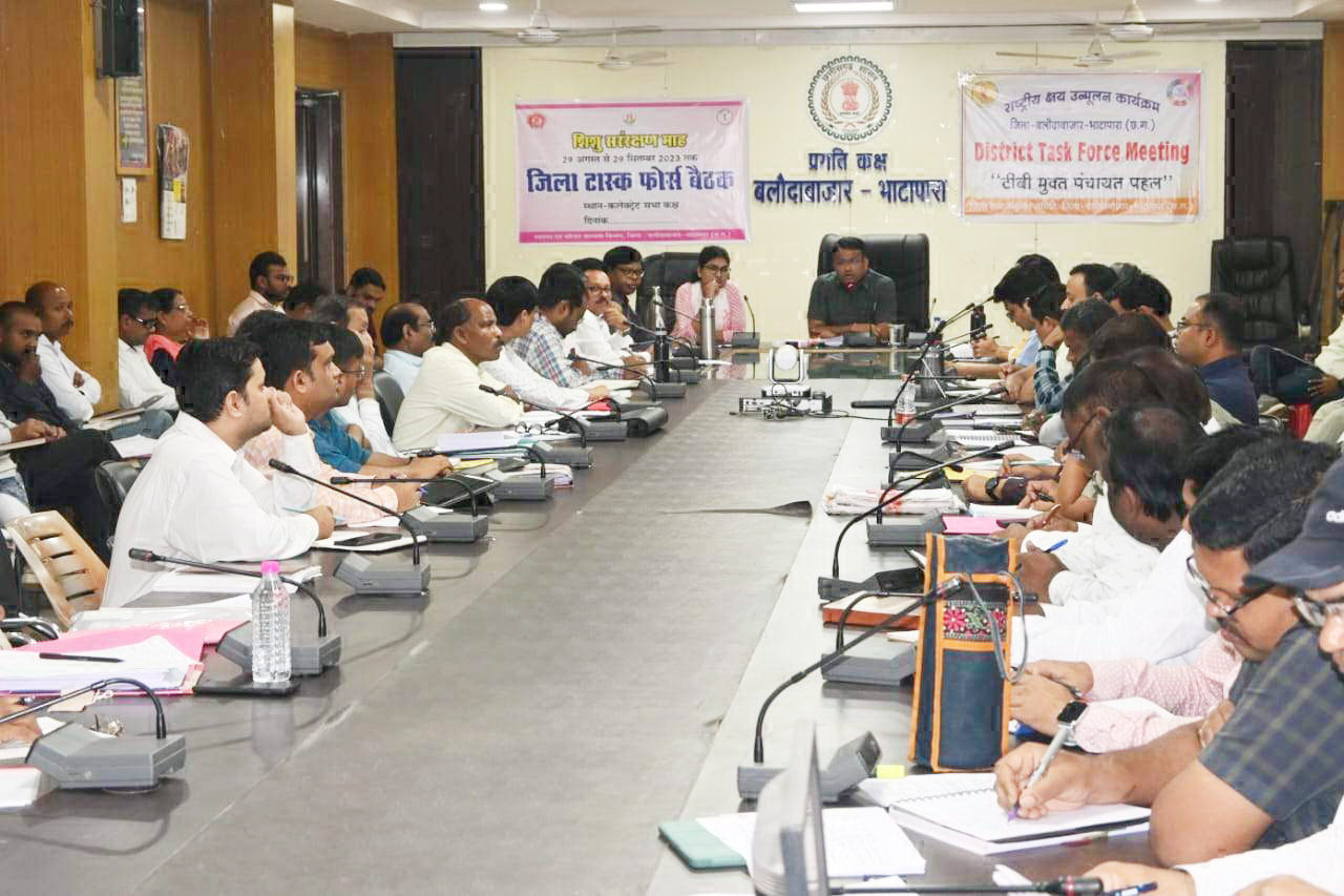 प्रकरणों का शीघ्र करें निराकरण,स्कूलों में नियमित कराएं मासिक टेस्ट