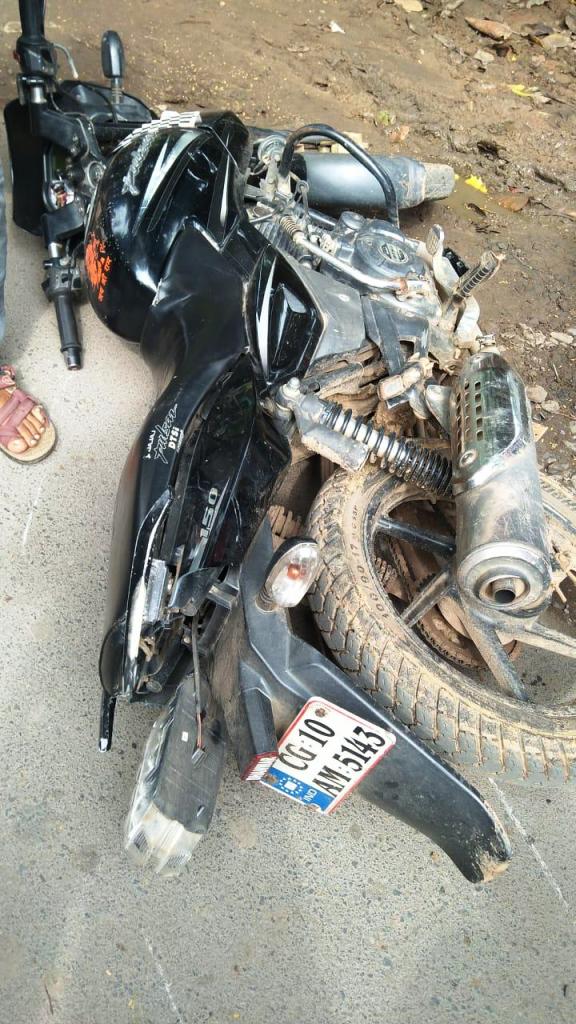 हाईवा की टक्कर से घायल बाइक सवार की मौत, भाई के पहुंचते तक सड़क पर पड़ा रहा  