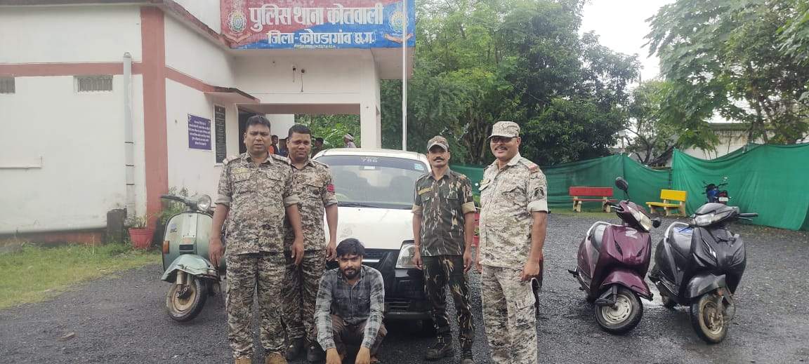 कबाडिय़ों के दुकान में छापा,  दो कार एवं 7 मोटर सायकल जब्त