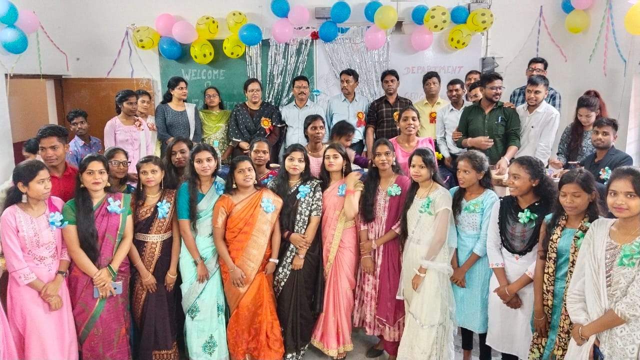 नवागन्तुक कॉलेज विद्यार्थियों का स्वागत, सीनियर को दी विदाई