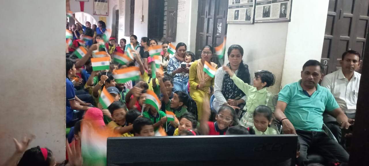 चंद्रयान-3 की लैंडिंग देखने बच्चों में दिखा उत्साह चंद्रयान-3 की लैंडिंग देखने बच्चों में दिखा उत्साह