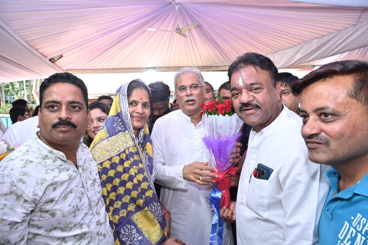 विधायक जैन ने सहयोगियों संग सीएम को दी जन्मदिन की बधाई