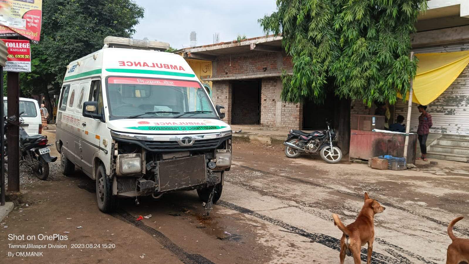 मरीज लेकर जा रही एंबुलेंस मेडिकल स्टोर में घुसी, चालक की मौके पर मौत