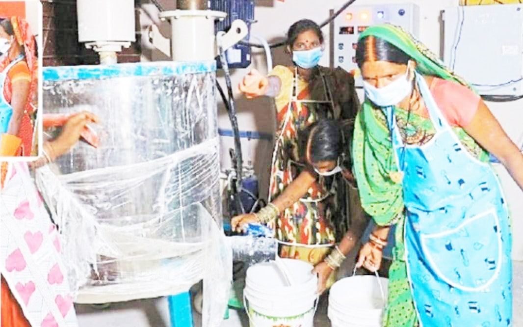 प्राकृतिक गोबर पेंट का उत्पादन कर आत्मनिर्भर बन रही झालम की महिलाएं 