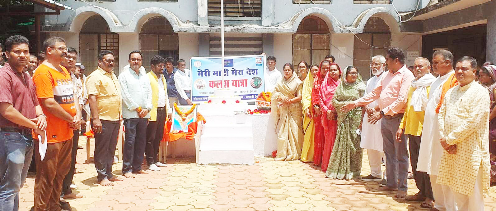 शहीदों की माटी पहुंची जनपद भवन, विधायक ने पूजन कर माटी को किया प्रणाम