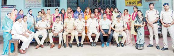 महिला मोर्चा ने डॉक्टर्स-पुलिस को बांधी राखी