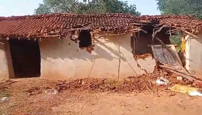 हाथियों का उत्पात, घर तोड़े,  दो मवेशियों को कुचला