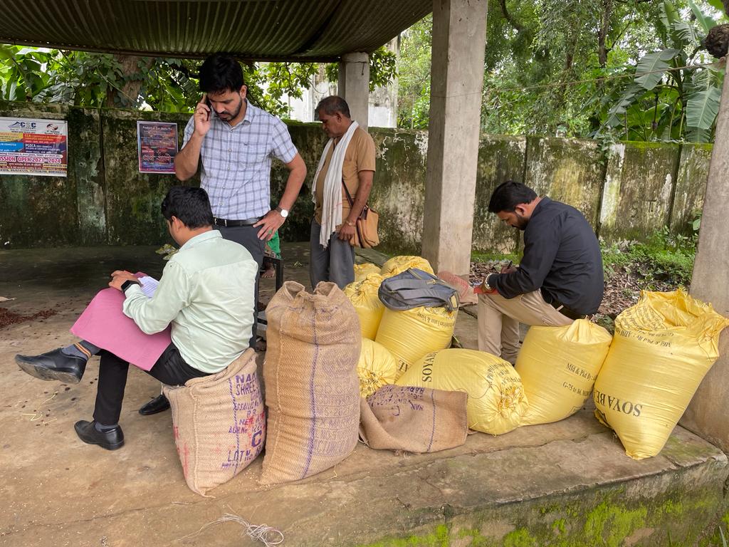 व्यापारी से चावल और चना बरामद