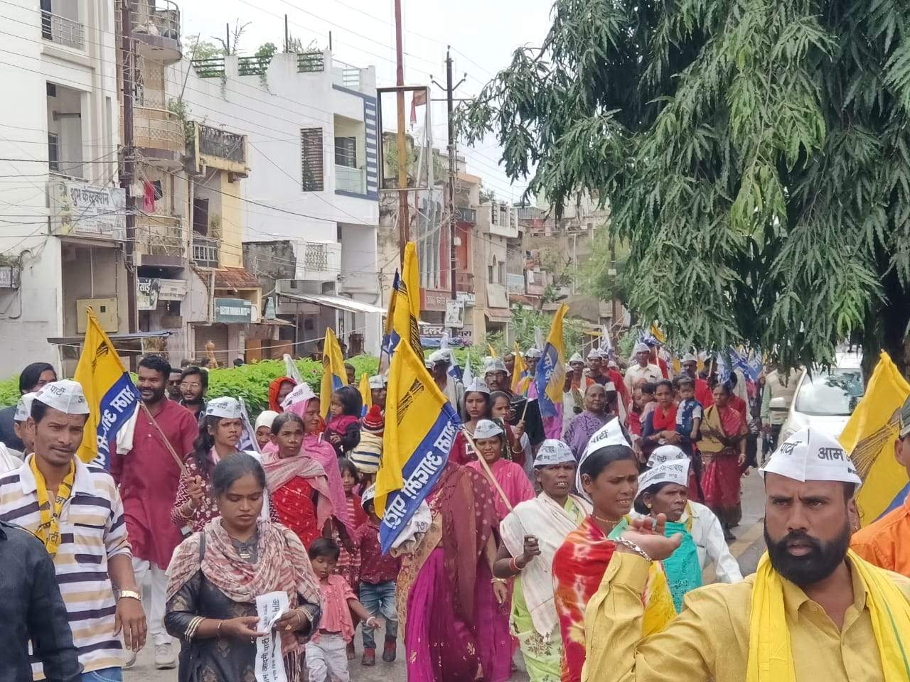 आप कार्यकर्ताओं ने निकाली रैली, विधायक रेखचंद और लखेश्वर का कार्यालय घेरा 