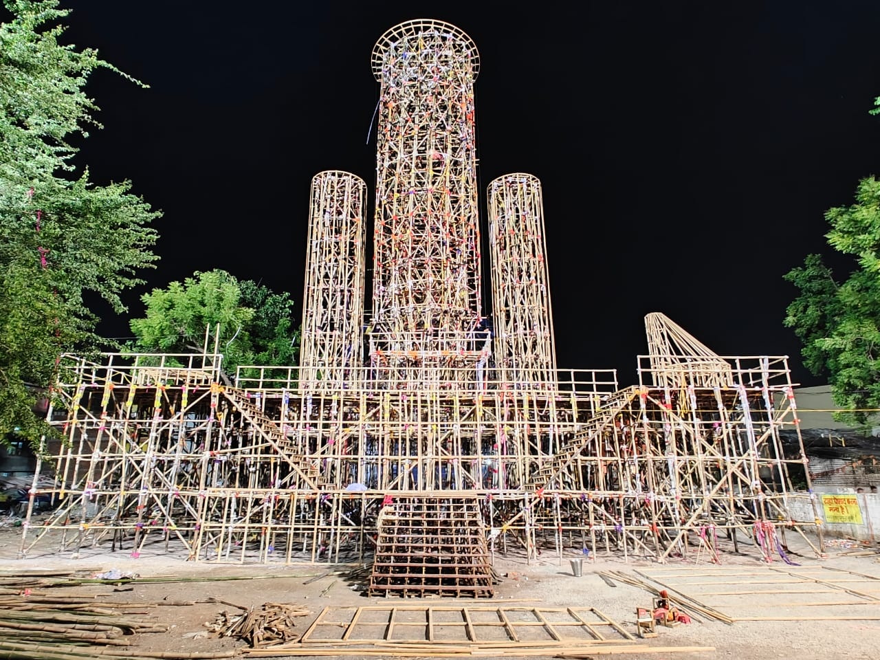 कालीबाड़ी चौक में पंडाल सजावट शुरू