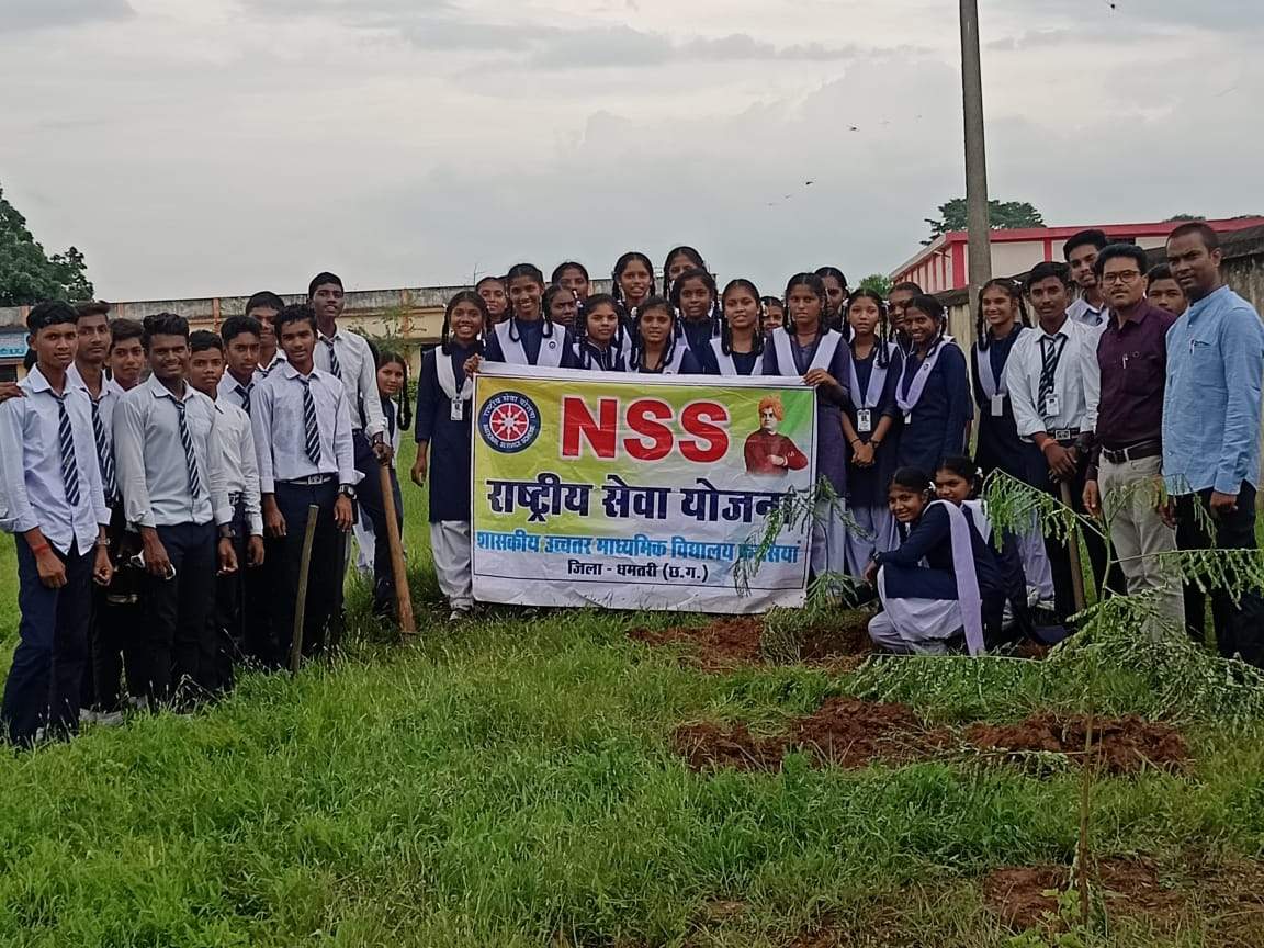 रासेयो स्वयंसेवकों  ने रोपे पौधे