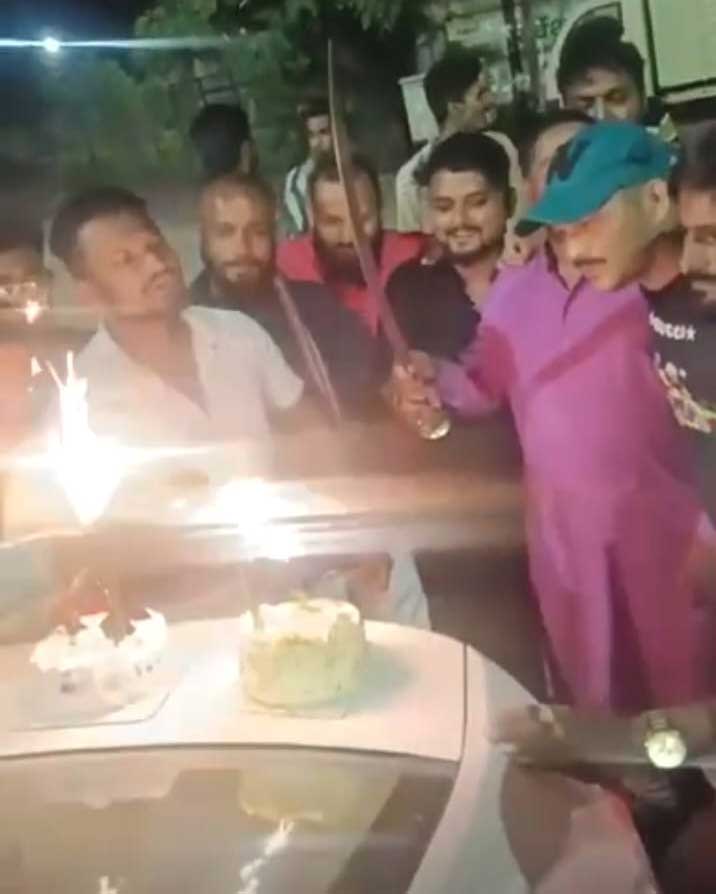 निगरानी बदमाश ने तलवार से काटा केक