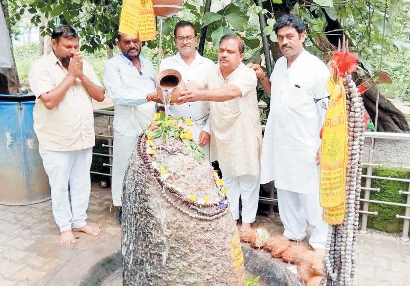 भाजपा नेताओं ने की स्वयंभू शिवलिंग की पूजा