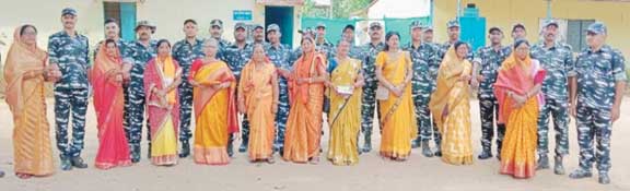 भाजपा महिला मोर्चा ने सुरक्षा बलों को बांधा रक्षा सूत्र