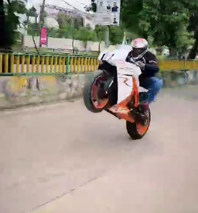 बाइकर्स की वीआईपी रोड पर धमाचौकड़ी