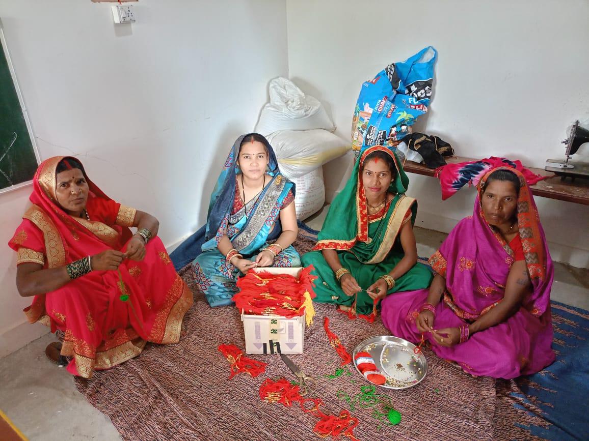 कलाई पर सजेगी स्वयं सहायता समूह  की महिलाओं के हाथों बनी राखियां