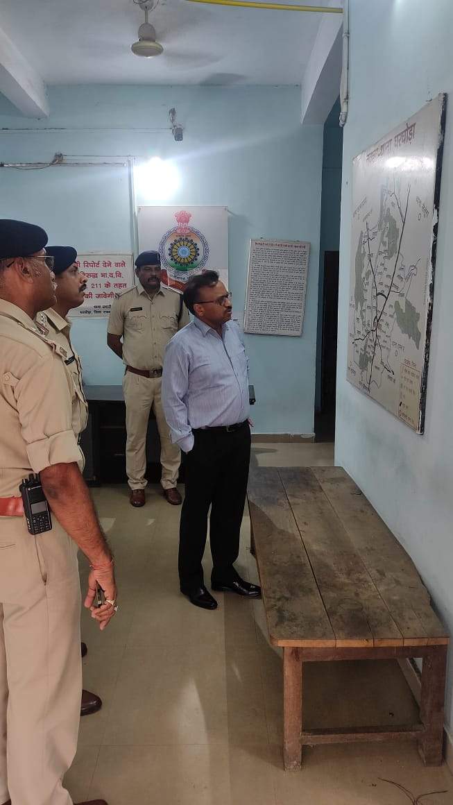 डीआईजी ने किया हमीरपुर चेक पोस्ट का निरीक्षण चौकन्ने होकर ड्यूटी करने दिए निर्देश डीआईजी ने किया हमीरपुर चेक पोस्ट का निरीक्षण चौकन्ने होकर ड्यूटी करने दिए निर्देश