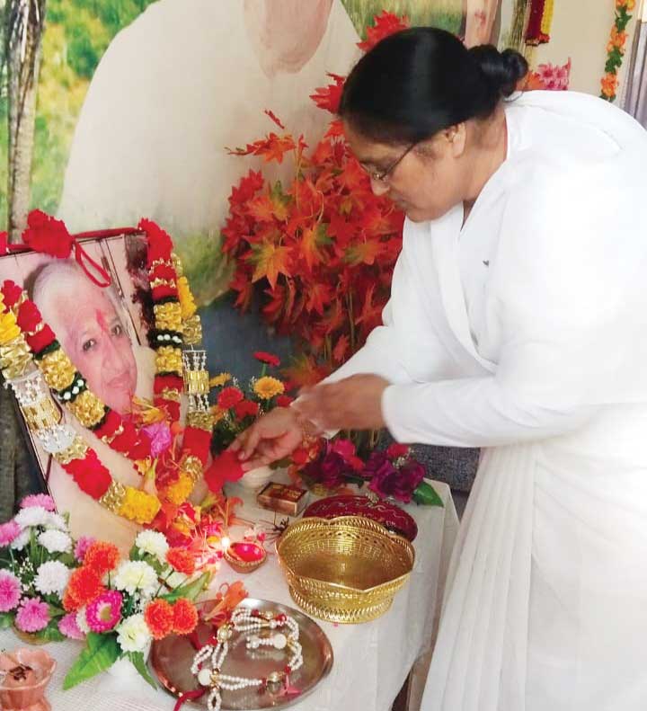 दादी प्रकाशमणि की पुण्यतिथि पर श्रद्धांजलि