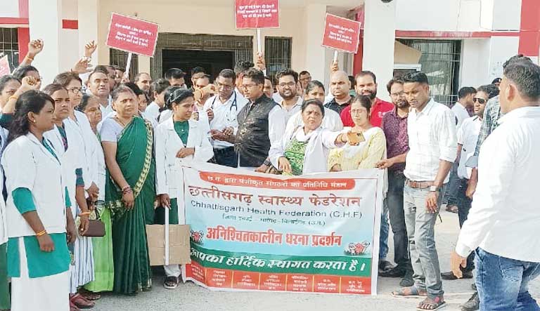 स्वास्थ्य फेडरेशन की बेमुद्दत हड़ताल जारी, निकाली रैली